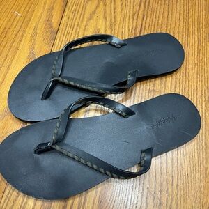American Eagle flip flops